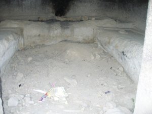 İncesu mahallesinde bir frig kaya mezarı