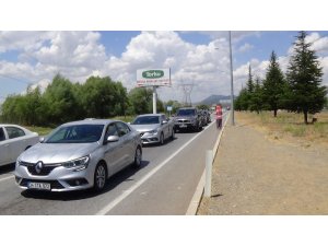 GÜRER AİLESİ, ÇİLEKLERİNİ YOL KENARINDA SATIYOR