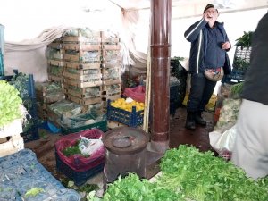 PAZAR ESNAFI SOĞUK HAVALARDA TENEKE VE SOBA ATEŞİYLE ISINIYOR