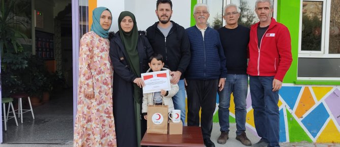 KIZILAY ŞUBE YARDIMSEVER ÖĞRENCİYE TEŞEKKÜR BELGESİ VERDİ