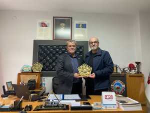 Esnaf Odası Başkanından yazarımız Abdullah Leblebici’ ye plaket